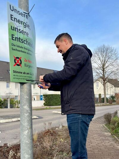 Stadtrat Markus Klingler beim Plakatieren